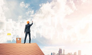 adam evin çatı sırt ile ayakta