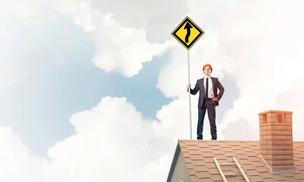 Geschäftsmann steht auf Hausdach — Stockfoto