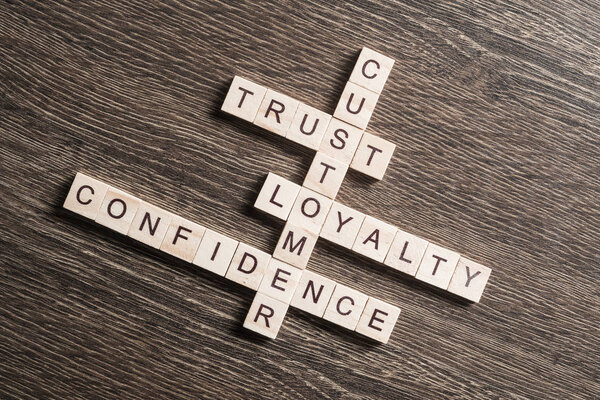 кроссворд с деревянными кубиками
