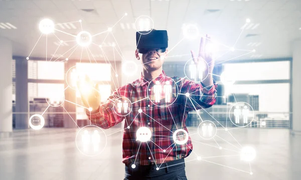 Man with virtual reality headset — Stock Photo, Image