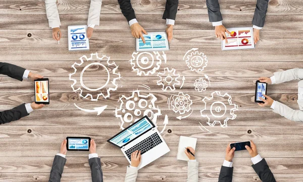 Bir grup insan cihazlar ile