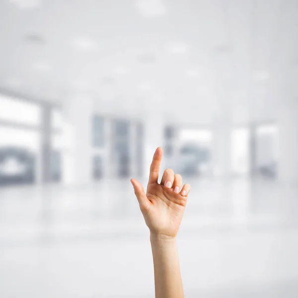 Mujer mano tocando pantalla — Foto de Stock