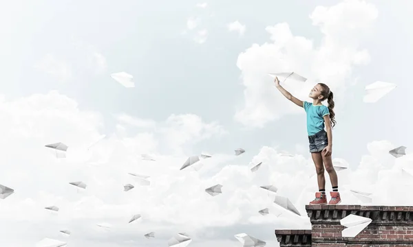 Menina criança feliz bonito — Fotografia de Stock