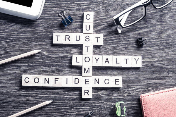 кроссворд с деревянными кубиками
