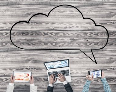 insanlar aygıtlarla birlikte çalışan eller