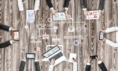 insanlar aygıtlarla birlikte çalışan eller