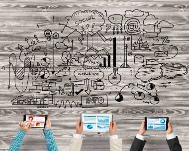 insanlar aygıtlarla birlikte çalışan eller