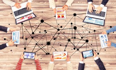 Bir grup insan cihazlar ile 