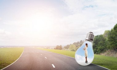 işkadını ampul içinde sıkışmış