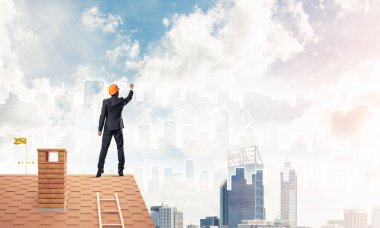 adam evin çatı sırt ile ayakta