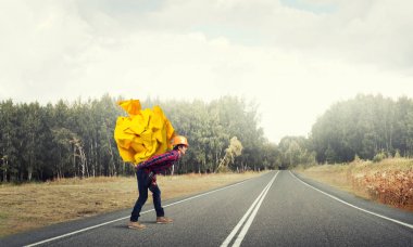 Oluşturucu adam taşıma kağıt topu