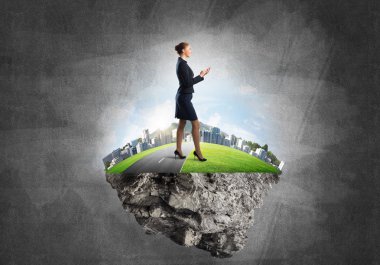 Yeşil yüzen ada üzerinde duran işkadını