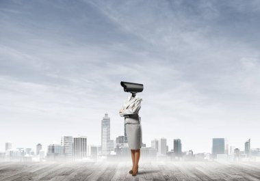 Kamera zoom ile meçhul iş kadını