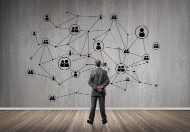 Duvara bakarak işadamı arkadan görünüm