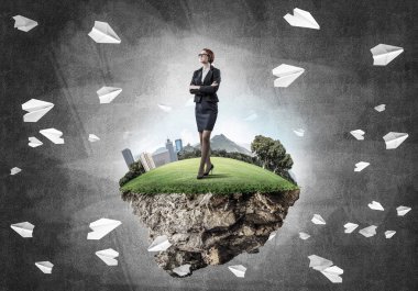 Yeşil yüzen ada üzerinde duran işkadını