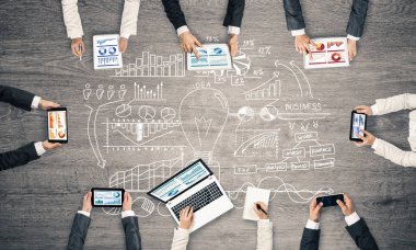 insanlar aygıtlarla birlikte çalışan eller