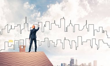 adam evin çatı sırt ile ayakta