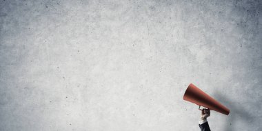 duyuru kağıt trompet yapma adam