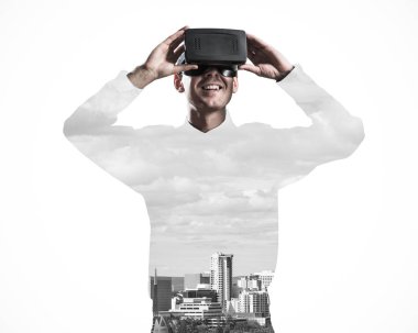 Sanal gerçeklik kulaklığı olan adam.