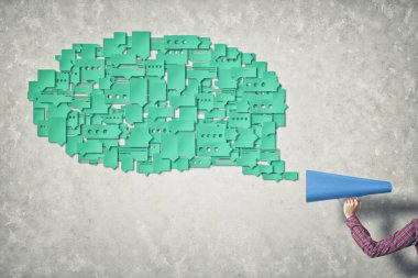 duyuru kağıt trompet yapma adam