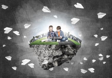 Okul çağındaki iki çocuk 