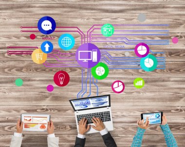 Bir grup insan cihazlar ile 