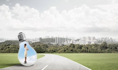 işkadını ampul içinde sıkışmış