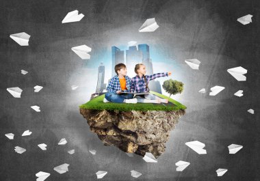 Okul çağındaki iki çocuk 