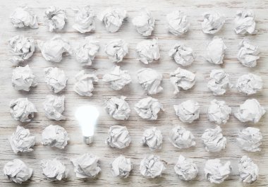 buruşuk kağıt topları 