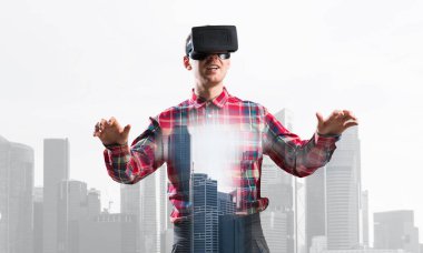 Sanal gerçeklik kulaklığı olan adam.