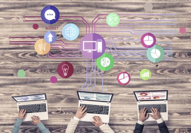 insanlar aygıtlarla birlikte çalışan eller