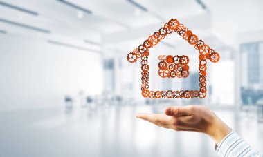 El evi işaret gösteren işadamı