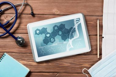 Beyaz tablet pc ve doktor araçları 