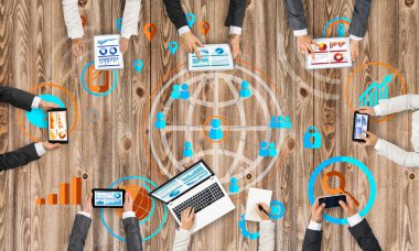 Bir grup insan cihazlar ile 