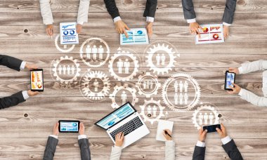 Bir grup insan cihazlar ile 