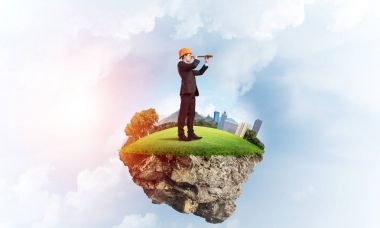 adam yeşil yüzen ada üzerinde ayakta