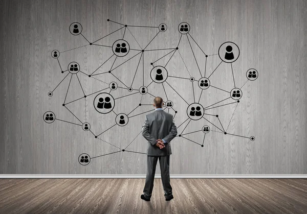 Duvara bakarak işadamı arkadan görünüm