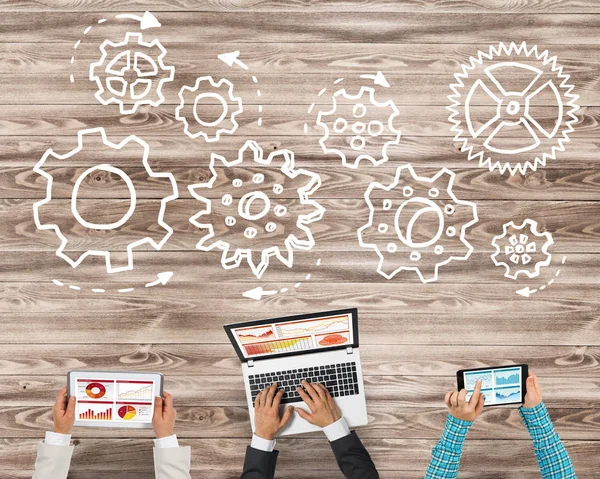 Bir grup insan cihazlar ile