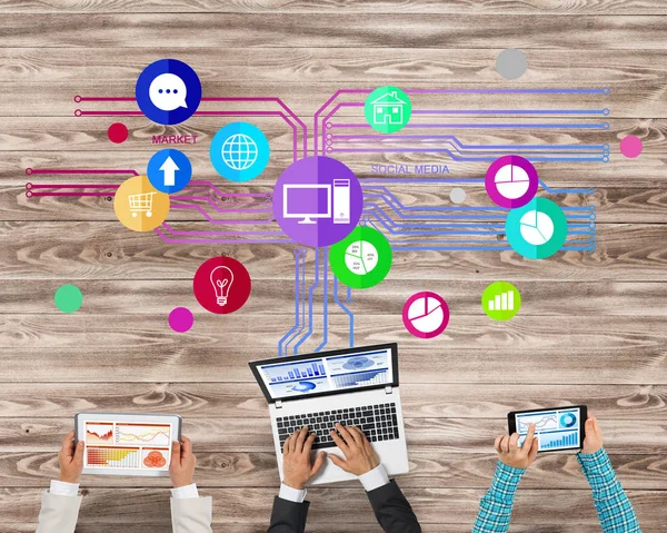 Bir grup insan cihazlar ile 