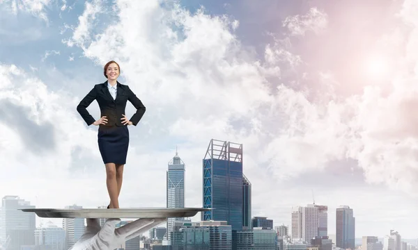 Geschäftsfrau steht auf Tablett — Stockfoto
