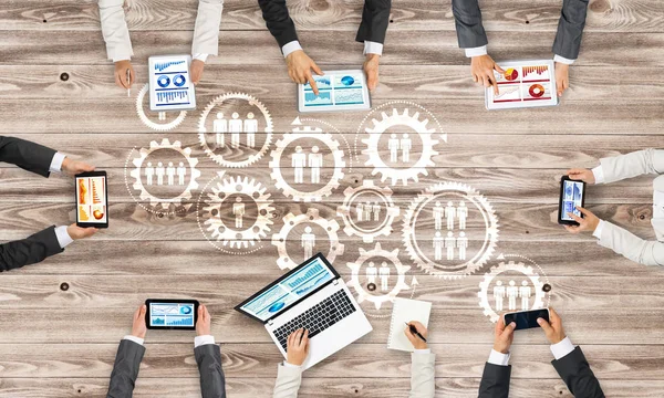 Bir grup insan cihazlar ile 