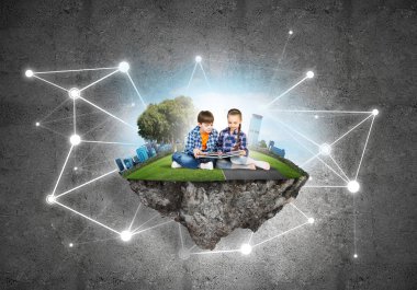 Okul çağındaki iki çocuk 