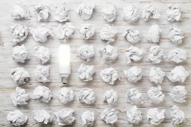 buruşuk kağıt topları 