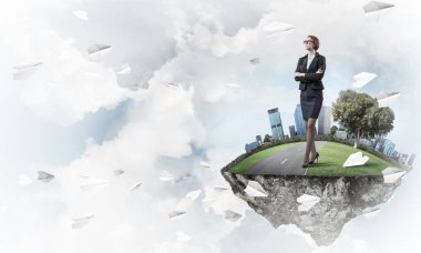 Yeşil yüzen ada üzerinde duran işkadını