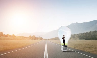 işkadını ampul içinde sıkışmış