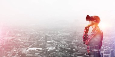 Sanal gerçeklik kulaklığı olan adam.