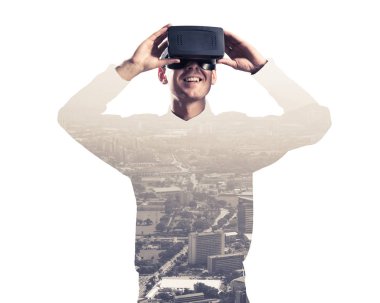 Sanal gerçeklik kulaklığı olan adam.