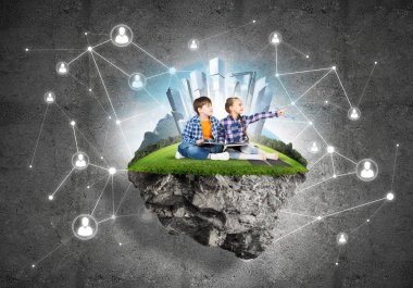 Okul çağındaki iki çocuk 