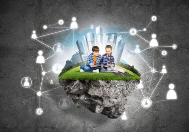 Okul çağındaki iki çocuk 