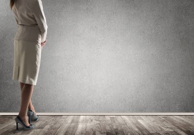 İş kadını duvara bakarak